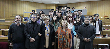 Autoridades de la Facultad junto con estudiantes de Medicina y Terapia en Actividad Física y Salud 