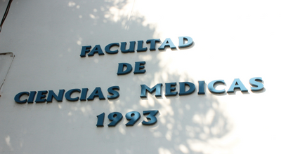 Imagen que muestra la fachada del edicio de la Facultad de Ciencias Médicas