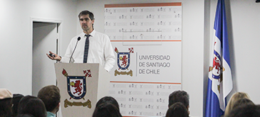 El Dr. Bernardo Martorell dictando su clase magistral en la inauguracion del programa