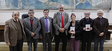 Autoridades universitarias y autores del libro en el Salon de Honor de la Usach