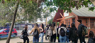 Jovenes esperando para ingresar al Museo de Embrio Fetologia