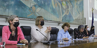 Foto del seminario que muestra a las cinco panelistas de este.