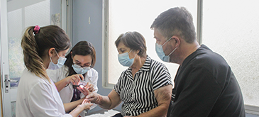 Miembros del programa de Dermatologia y Venereologia Usach junto a una paciente