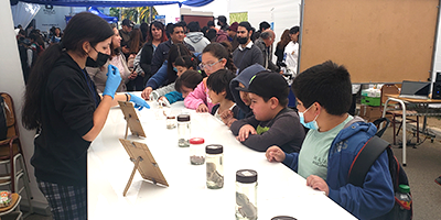 Foto que muestra a niños y niñas en una exposición del Museo