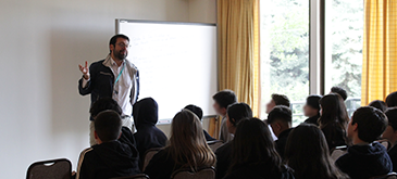 El profesor Roberto Vera exponiendo en Colegio Santo Domingo de La Reina