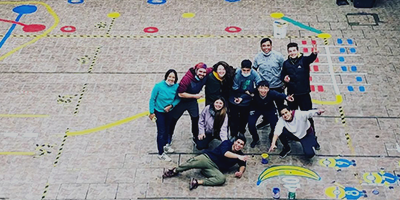 studiantes de Eciades sobre el patio de uno de los colegios