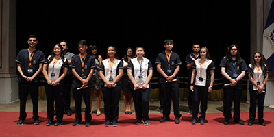 Estudiantes de Enfermeria reciben sus uniformes clinicos 