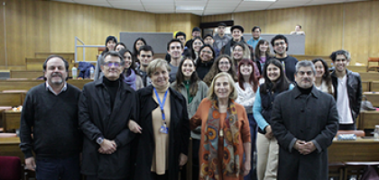Autoridades de la Facultad junto con estudiantes de Medicina y Terapia en Actividad Física y Salud 