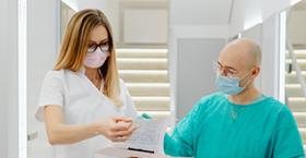 Imagen que muestra a una pareja de investigadores analizando datos desde unas hojas de papel