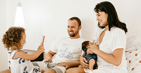 Foto que muestyra una familia heteroparental junto a dos infantes